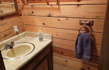 Peaceful Mountain Cabin with Private Lake and Game Room Near Long Barn, California - Foto 18