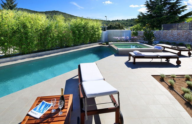 Deluxe Villa in Šibenik near Lake - Photo 29