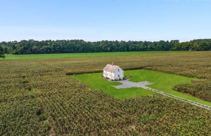 Charming 2BR with Fire Pit on Farm - 10 Min to Wharf - Foto 1