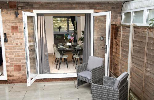 Stylish 4 Bed House, Free Parking, Close to M4 Newport - Foto 22
