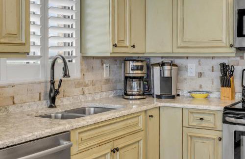 New dog-friendly Listing! Updated direct oceanfront with spacious balcony and heated pool - Foto 57