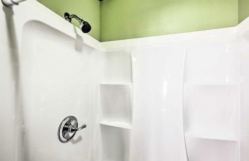 Retro Rhinelander Lake Retreat with Fire Pit! - Foto 23