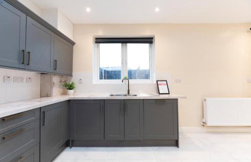 Spacious 4BR Home Walk to Station Parking - Pass the Keys - Foto 14