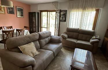 Amplio y Comodo Chalet en Zaragoza con pistas de tenis - Foto 1