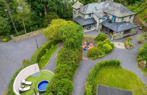 Ty Pandy Eclectic Luxury Family cottage Sleeps 8 adults and 2 children - Photo 2