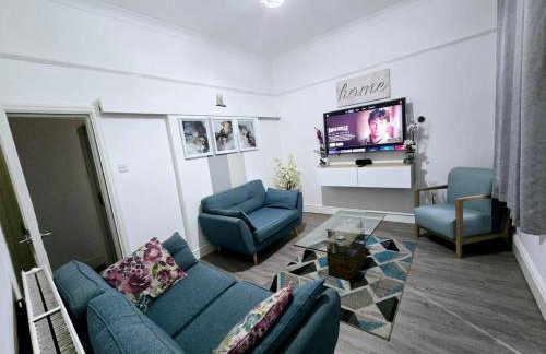 Cheerful Home near Preston train station & Uclan - Photo 1