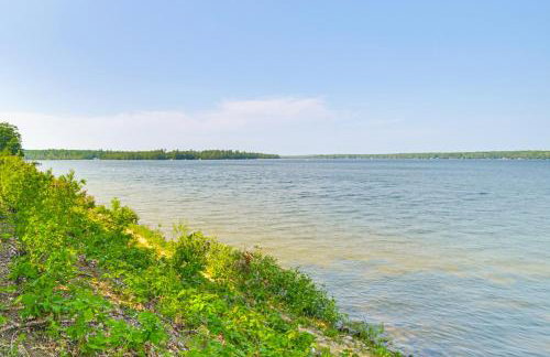 12 Mi to Skiing Manistee Lake Cottage with Fire Pit - Foto 31