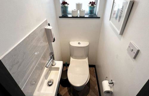 Green Haven Villa - 4BR Spacious House with Hot tub, Ample Parking, Air Condition, WIFI, Netflix, Patio & Garden - Foto 26