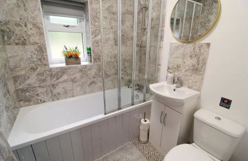 Cosy Modern 3 Bedroom House in Bradford City - Foto 53