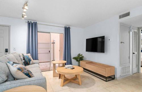 Pool - Free Parking - 2BD 1 Block from the Water - Foto 12