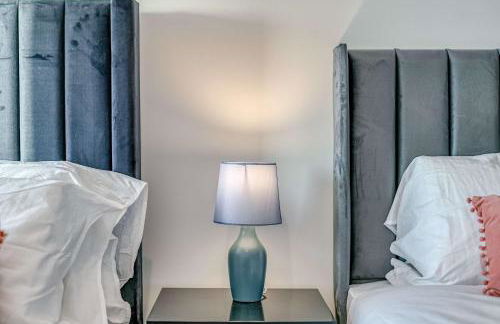 2-BR Flat - City & Town Centre View -1 Minute to Train & Tram Station - Sleeps 5 - Foto 37