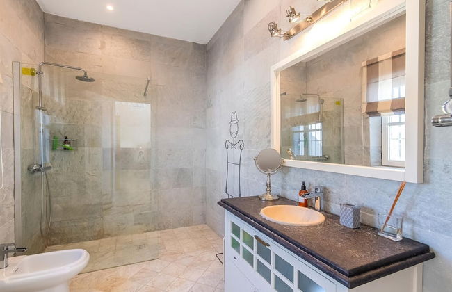 Super Villa Near Beach with Heated Pool - Foto 30