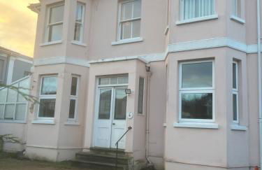 Spacious 4 Bed House Ideal for Races - Photo 10