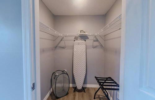 Spacious Backyard & Pool Retreat - 5 Mins to Beach - Foto 13