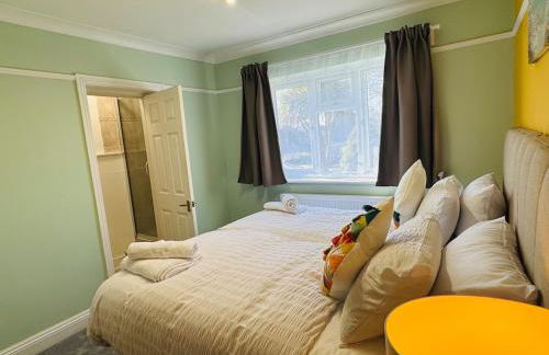 Modern 4BR House with Parking, 8 Mins to Gatwick Airport - Foto 48