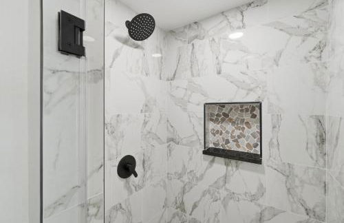 Walk to SXSW Venue, 2025 New Build Beauty at UT, Downtown, King Beds - Foto 35