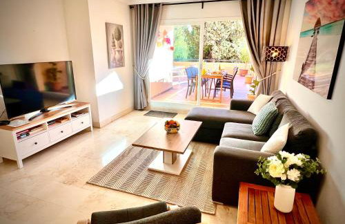 2 bed Elviria - 65sqm Terrace - Pools - Walk to Beach - Foto 6