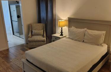 Modern, Upscale, and New Blue Bungalow in the heart of Downtown St Augustine - Foto 16
