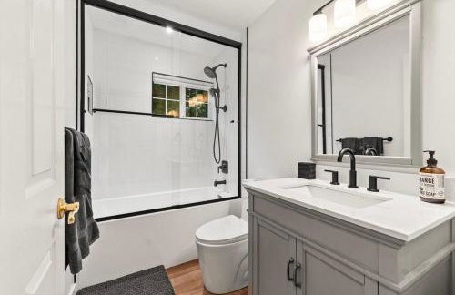 Spacious Cozy and Renovated Mountain Retreat - Foto 32