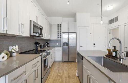 Skyline Retreat - Free Parking, Pool, Balcony - Foto 49