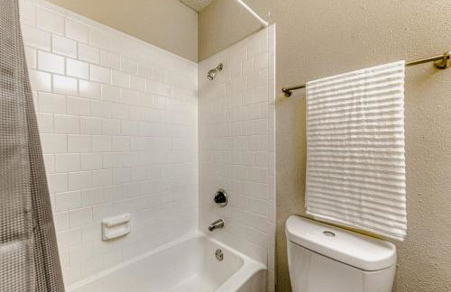 Stylish City Getaway 2B - Sleeps 6 - Pool, Prkg - Foto 15