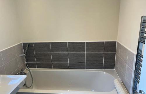 Great Ambience 3-Bedroom for Groups & Contractors - Photo 10