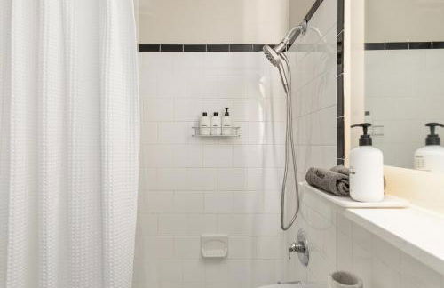 The Morgan - Refined 2BR King Suite with Free Parking - Foto 15