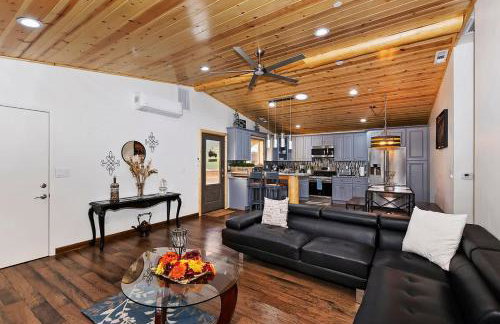 Stylish Elysian Big Bear Cabin w Enclosed backyard - Photo 24