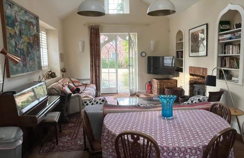 Charming Old Schoolroom - Photo 20