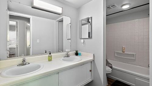 Lux Stay Minutes to Downtown U of M Free Parking - Foto 5, towels, Shower