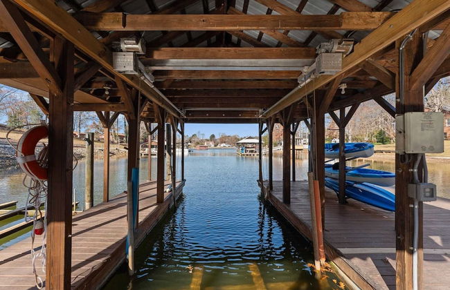 Winding Down by Avantstay Sleeps 20 + Dock, View - Photo 11