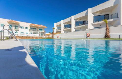 Apartamento con terraza, piscina y parking - Foto 17