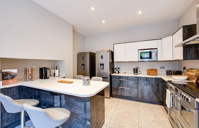 Delightful Holiday Home With sea Views and Hot Tub - Photo 17