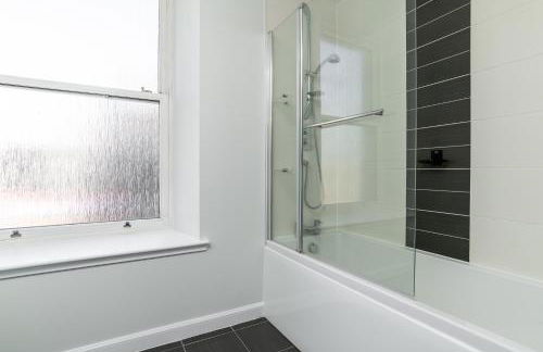 Central comfort and explore nearby cafes - Photo 4