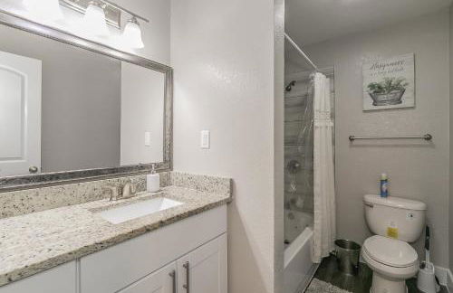 Cozy 2BR Farmhouse Apt - Sleeps 8 - FREE Parking! - Photo 26