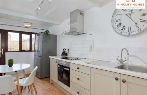 Centrally Tucked Away Private 4bed - Free parking! By Hinkley Homes Short Lets & Serviced Accommodation - Foto 39