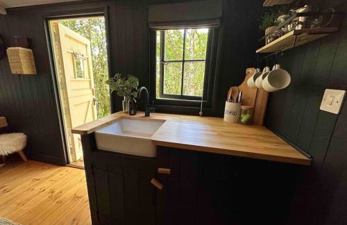 Shepherd's Hut - Sleeps 2 - Pet Friendly - Parking - Foto 59