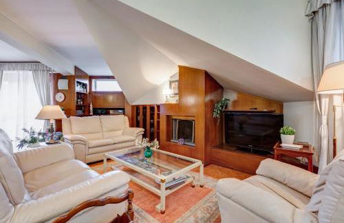 The Elegant Penthouse - Ampio Attico con Posto Auto - Foto 8