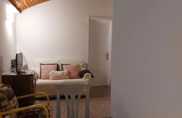 "Lo charme" a 5 minuti a piedi da Ospedale,Teatro Coccia ed Universita',a 30 minuti dai Laghi e 40 minuti da Milano - Foto 10