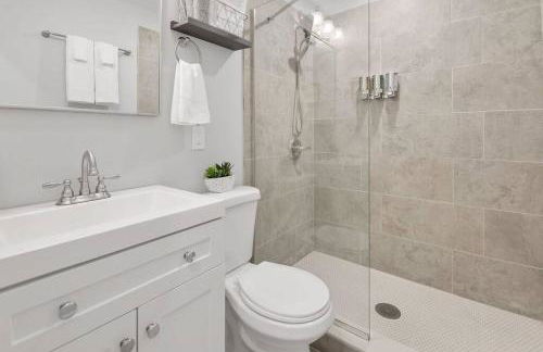 Prime OTR off Vine St, Lux Full Bed, Fast WiFi, Fully Equipped, 50in TV, Sleeps 4ppl - Foto 14