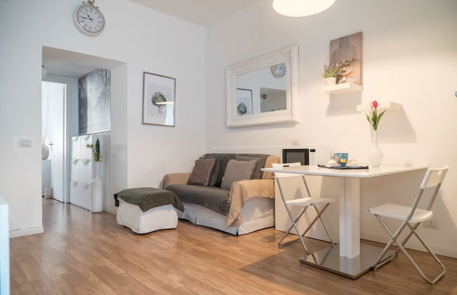 Charming Milanese Apartments - Photo 39