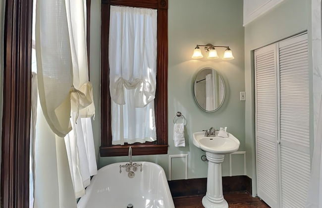 Historic Elegance - Photo 21