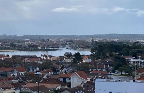 Aux pieds des plages, du port, de la piste cyclable et des commerces de proximité, un studio au dernier étage avec une vue panoramique sur le Bassin d'Arcachon, entièrement rénové, dans une résidence avec piscine - Foto 23