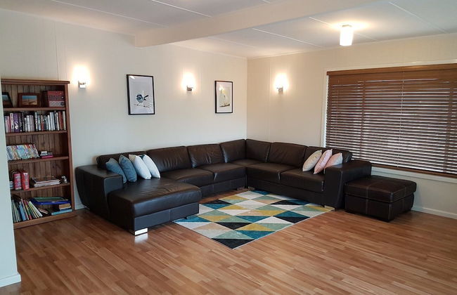 53 Honeysuckle in Silverleaves - Foto 1