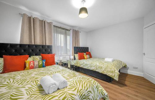 3 Bedrooms Homely House in Motherwell Sleeps 8 comfortably with 6 double beds Near Glasgow Edinburgh Free Private Parking Business Travellers Contractors Holiday Goers Near all Major transport links - Foto 19