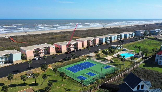 Steps to Sandfest Beachfront w/ Views, 2 Pools Tennis Pura Vida by Avantstay - Foto 2, Interior