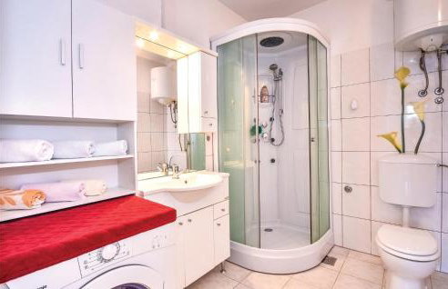 Two-Bedroom Apartment In Mravince - Photo 20