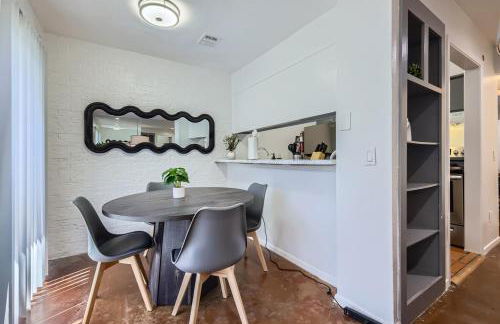 Your Walkable King Bed Getaway - Sleeps 4 - Pool Pkg - Foto 18