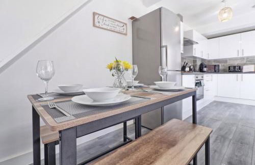 Comfy 4 Bed, Sleeps 8, fast WIFI, Contractor friendly - Foto 48