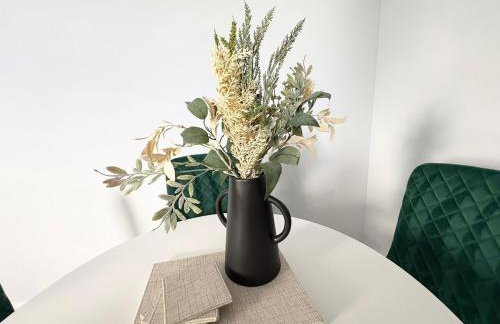 Central 2BR Home with Parking near Ferry - Foto 23